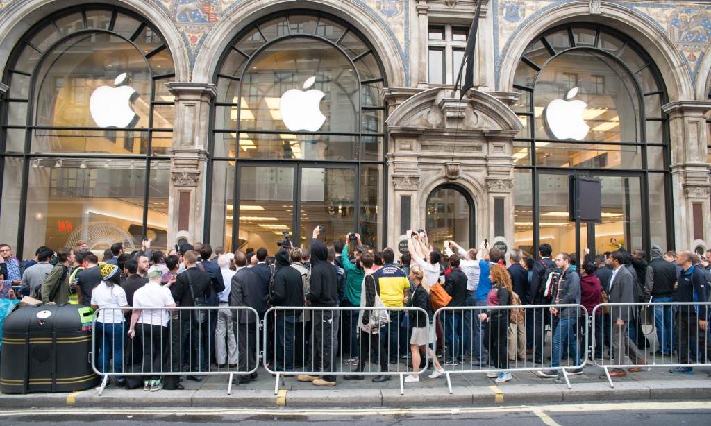 First ecstatic customers leave Apple store in London with new iPhone 6