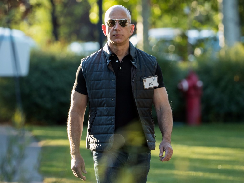 what percentage of amazon does jeff bezos own